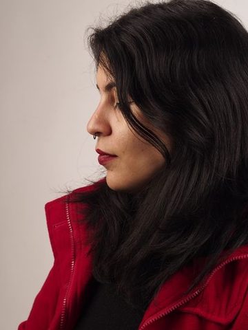 Mulher de perfil, com o rosto virado para o lado