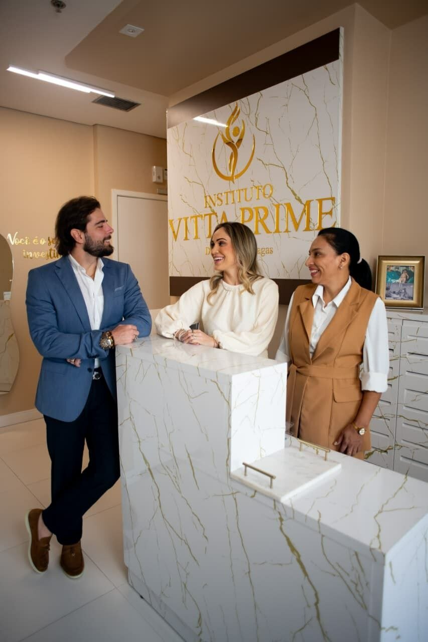 Direção e operação do Instituto Vitta Prime: Lutty Chagas, Flávia e Mirlem na recepção
